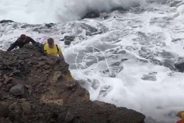 Rescatados cuatro jóvenes en apuros en la Cueva de la Reina Mora, en la costa de La Garita (Foto TA)